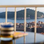 Apartmán With Sea & Views *